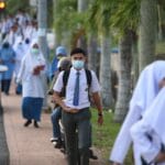 Dilema Ibu Bapa: Anak Tinggal di Rumah atau Masuk Asrama?